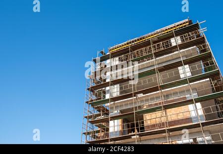 cantiere residenziale contro un cielo blu chiaro Foto Stock