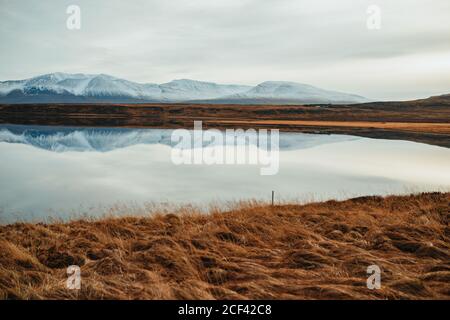 La sera Nuvoloso cielo sopra il lago calmo Foto Stock