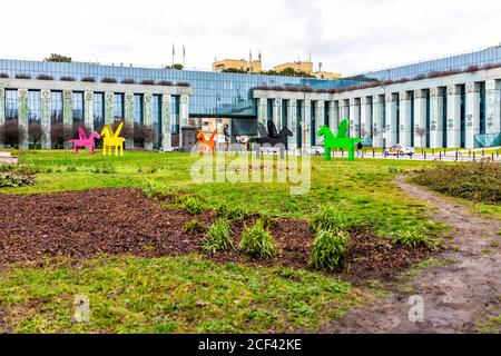 Varsavia, Polonia - 25 dicembre 2019: Corte Suprema di Polonia vicino al palazzo Krasinski con parco giardino in inverno Warszawa e arte moderna Foto Stock