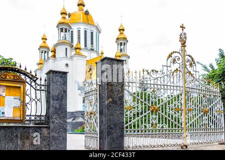 Rivne, Ucraina - 25 luglio 2018: Cattedrale di San Basilio UOC-KP cancello d'ingresso sulla Soborna e Lypnya strada nella città di Rovno, Ucraina occidentale Foto Stock