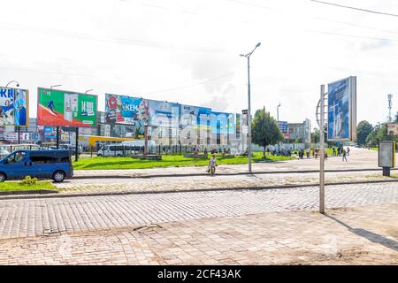 Lviv, Ucraina - 1 agosto 2018: Fuori vicino Lvov stazione ferroviaria strada nella storica città Ucraina in estate e strada acciottolata con la gente locale wal Foto Stock