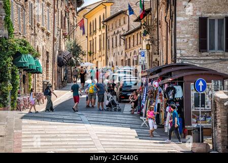 Assisi, Italia - 29 agosto 2018: Umbria città con turisti che camminano sulla strada durante la soleggiata giornata estiva nella storica città di San Francesco vi Foto Stock