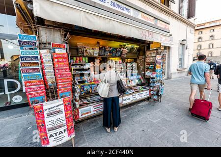 Firenze, Italia - 30 agosto 2018: Ampio angolo di vista delle persone turisti che fanno shopping al negozio di souvenir kisok Stall con le mappe della città di Firenze in centro Foto Stock