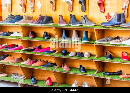 Firenze, Italia - 30 agosto 2018: Tante scarpe in pelle colorate in mostra nel negozio di Firenze in Toscana con nessuno Foto Stock