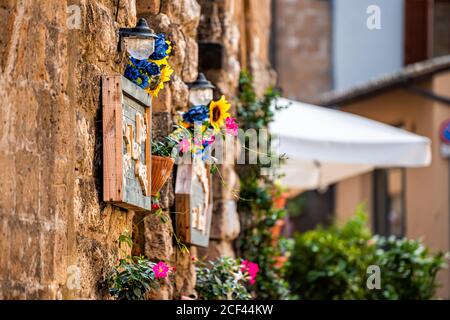 Orvieto, Italia - 3 settembre 2018: Cartello ristorante italiano caffè panetteria per la sorgente del pane su muro di pietra su strada in Umbria con nessuno dentro Foto Stock