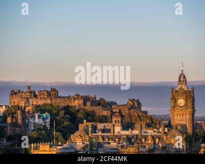 Alba, paesaggio con la Torre del Balmoral Hotel, e Castello di Edimburgo, Edimburgo, Scozia, Regno Unito, GB. Foto Stock