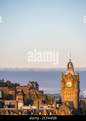 Alba, paesaggio con la Torre del Balmoral Hotel, e Castello di Edimburgo, Edimburgo, Scozia, Regno Unito, GB. Foto Stock