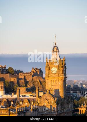 Alba, paesaggio con la Torre del Balmoral Hotel, e Castello di Edimburgo, Edimburgo, Scozia, Regno Unito, GB. Foto Stock