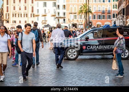 Roma, Italia - 4 settembre 2018: Via Roma italiana fuori dal cartello per carabinieri polizia auto e trafficati gente di strada in piazza in estate Foto Stock