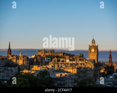 Alba, paesaggio con la Torre del Balmoral Hotel, e Castello di Edimburgo, Edimburgo, Scozia, Regno Unito, GB. Foto Stock