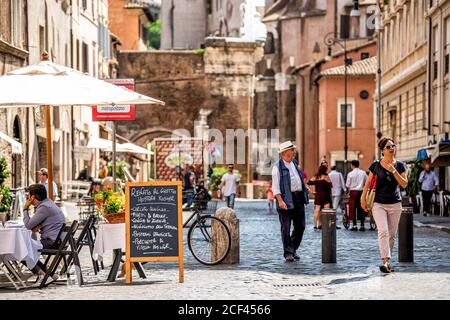 Roma, Italia - 4 settembre 2018: Città storica il giorno d'estate e molti turisti in visita presso il ristorante cafè in Via del Portico d'Ottavia Foto Stock