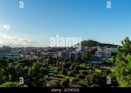 Paesaggio urbano aereo Castello medievale su una collina con la città moderna Foto Stock