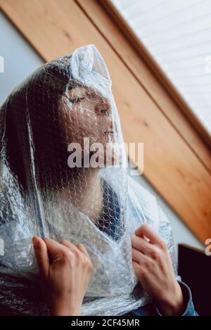 Donna spaventata cercando di liberarsi mentre impigliata in bolla Foto Stock