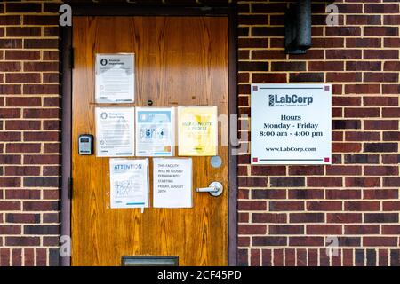 Herndon, USA - 27 agosto 2020: Laboratorio Corporation of America Holdings LabCorp ufficio con il segno di ore e la capacità massima per la distanza sociale d Foto Stock