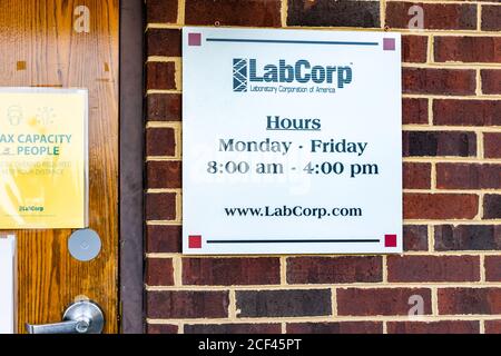 Herndon, USA - 27 agosto 2020: Laboratorio Corporation of America Holdings LabCorp ufficio edificio con insegna ore e massima capacità per sociale dis Foto Stock