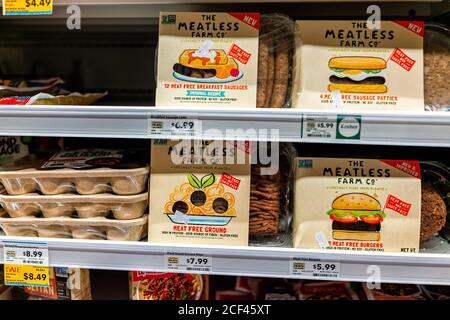 Reston, USA - 27 agosto 2020: Scaffale di esposizione al dettaglio a Whole Foods Market supermercato negozio di alimentari con Meatless Farm Co hamburger, salumi di manzo macinato Foto Stock