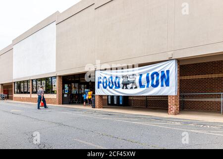 Sterling, USA - 15 agosto 2020: Cartello vetrina al supermercato Food Lion con la gente che entra negozio in maschera coperta durante Foto Stock