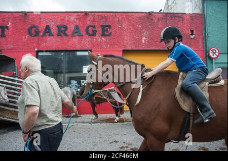 Listowel, Irlanda - 2 luglio 2015: Persone e cavalli per le strade di Listowel durante la fiera del Cavallo. Foto Stock