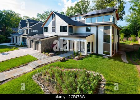 Casa singola famiglia con pannelli solari sul tetto in Maryland, Stati Uniti, MD Foto Stock