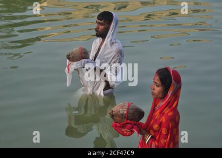 Chhath è un antico festival indù vedico storicamente nativo in India. Il Chhath Puja è dedicato al Sole e a Shashthi devi (Chathhi Maiya) per ringraziarli per aver conferito le generosi di vita sulla terra e per chiedere la concessione di certi desideri. Agartala, Tripura, India. Foto Stock