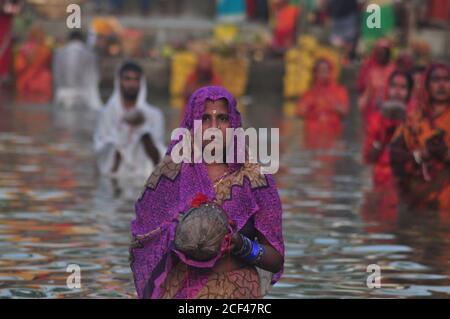 Chhath è un antico festival indù vedico storicamente nativo in India. Il Chhath Puja è dedicato al Sole e a Shashthi devi (Chathhi Maiya) per ringraziarli per aver conferito le generosi di vita sulla terra e per chiedere la concessione di certi desideri. Agartala, Tripura, India. Foto Stock