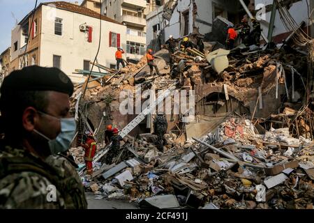 Beirut, Libano. 03 settembre 2020. I membri della squadra cilena di salvataggio e della difesa civile libanese cercano le macerie di un edificio che è stato crollato nell'esplosione del mese scorso, dopo che un cane di salvataggio ha rilevato segnali di vita nella zona di Gemayizeh. Credit: Marwan Naamani/dpa/Alamy Live News Foto Stock