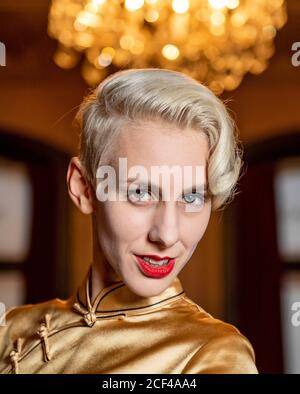 Amburgo, Germania. 03 settembre 2020. L'artista cabaret Lisa Eckhart attende la sua esibizione nella Literaturhaus. Eckhart presenta il suo romanzo di debutto 'Omama'. Credit: Axel Heimken/dpa/Alamy Live News Foto Stock