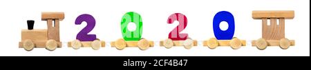 2020 felice anno nuovo, treno giocattolo in legno che porta numeri. Colorato giocattolo didattico in legno per bambini in età prescolare. Concetto di scuola per bambini. Educatio Foto Stock