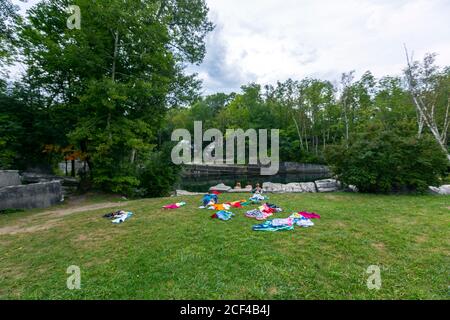 Persone nel bacino di nuoto di Norcross-West Marble Quarry, Dorset, Vermont, Stati Uniti Foto Stock