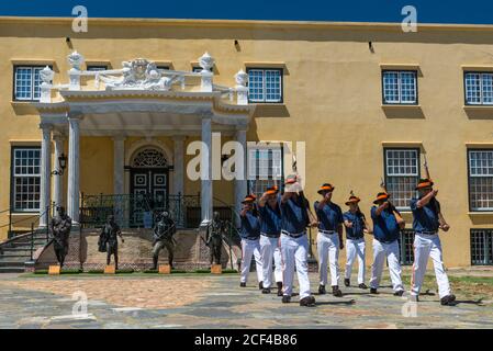 I soldati svolgono la cerimonia della chiave di fronte alla residenza del Governatore e quattro statue, i "Re del Castello", nel Castello di buona speranza, Città del Capo Foto Stock