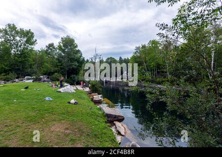 Persone nel bacino di nuoto di Norcross-West Marble Quarry, Dorset, Vermont, Stati Uniti Foto Stock