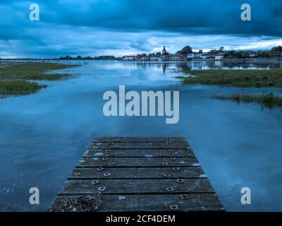 Moody a Bosham Hoe, West Sussex, Regno Unito Foto Stock