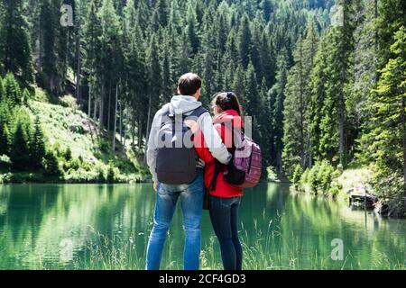 Romantica coppia in famiglia al Lago di montagna in Austria Viaggi Foto Stock