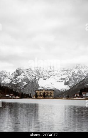 Pineta con potente grande scogliera e cielo sovrastato Sfondo delle Dolomiti in Italia Foto Stock