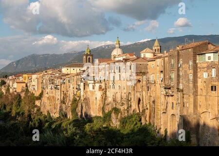 Vista del centro storico di Sant'Agata de 'Goti da Il Ponte di Martorano Foto Stock