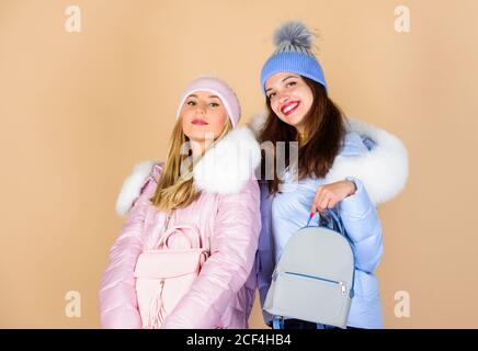 Zaino e cappello in maglia. Sfumature pastello. Accessori corrispondenti. Outfit pastello totale. Combinazione perfetta. Il modo migliore per eseguire l'associazione con una base di colori neutri. Le ragazze indossano abiti in colori pastello. Foto Stock