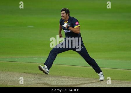 Edgbaston, Regno Unito. 03 settembre 2020. EDGBASTON, INGHILTERRA. SETTEMBRE 03 2020: Marchant de Lange di Glamorgan celebra la presa del wicket di Richard Levi dei Northants durante la partita di cricket di Vitality Blast T20 Northants contro Glamorgan al campo di cricket di Edgbaston, Birmingham, Inghilterra. Il 3 settembre 2020 (Foto di Mitchell Gunn/ESPA-Images) Credit: Agenzia europea per la fotografia sportiva/Alamy Live News Foto Stock