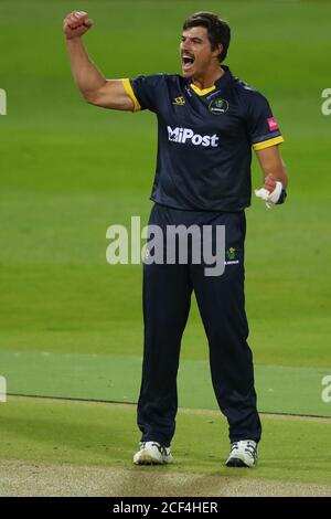 Edgbaston, Regno Unito. 03 settembre 2020. EDGBASTON, INGHILTERRA. SETTEMBRE 03 2020: Marchant de Lange di Glamorgan celebra la presa del wicket di Richard Levi dei Northants durante la partita di cricket di Vitality Blast T20 Northants contro Glamorgan al campo di cricket di Edgbaston, Birmingham, Inghilterra. Il 3 settembre 2020 (Foto di Mitchell Gunn/ESPA-Images) Credit: Agenzia europea per la fotografia sportiva/Alamy Live News Foto Stock