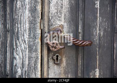 Vecchia porta d'ingresso in legno con maniglia Antique della porta manopola realizzata Dal metallo Foto Stock