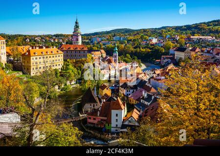 Paesaggio urbano aereo della piccola città ceca Cesky Krumlov Foto Stock