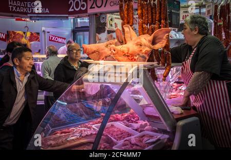 Mercado de la Ribera mercato al coperto a Bilbao, Spagna la sua superficie costruita di 10,000 metri quadrati lo rende il più grande mercato coperto d'Europa. Foto Stock