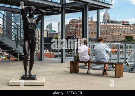 New York, Stati Uniti. 3 settembre 2020. Una coppia che visita il Whitney Museum of American Art gode della vista da uno degli spazi all'aperto. Il museo ha riaperto al pubblico il 3 settembre 2020 a New York City. (Foto di Gabriele Holtermann/Sipa USA) Credit: Sipa USA/Alamy Live News Foto Stock