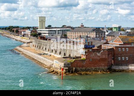 l'ex base sottomarina reale nel porto di portsmouth, il delfino hms, con la torre di addestramento sottomarino che si erge alta sopra la base. Foto Stock