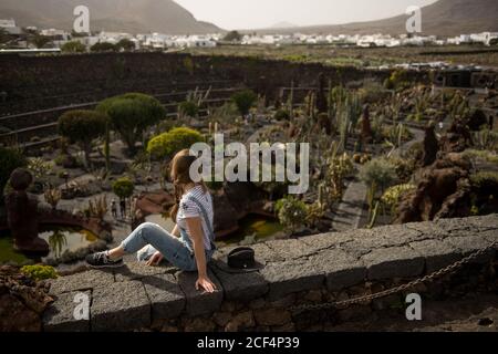 anonimo Donna vicino stagno nel parco Foto Stock