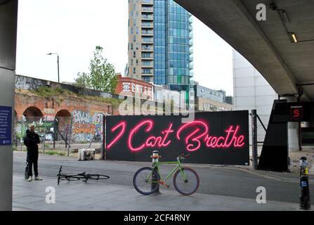 LO SLOGAN DEL MOVIMENTO BLM 'I CA'T BREATHE' È SCRITTO IN STILE NEON STREET ART DI FRONTE ALLA STAZIONE SHOREDITCH HIGH STREET, EAST LONDON. Foto Stock