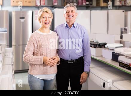 Felice Coppia matura insieme in home appliance store Foto Stock