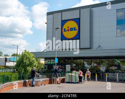 Maidenhead, Berkshire, Regno Unito. 4 maggio 2020. La gente accoda fuori del supermercato Lidl a Maidenhead, Berkshire e pratica la distanza sociale mentre aspettano per entrare nel deposito durante il blocco di Pandemic di Coronavirus. Credito: Maureen McLean/Alamy Foto Stock