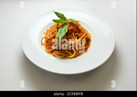 Spaghetti con basilico di pomodoro Foto Stock