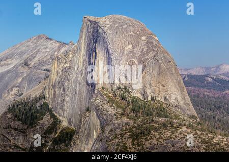Vista dal Sentinel Dome all'Half Dome, al Parco Nazionale di Yellowstone, California Foto Stock