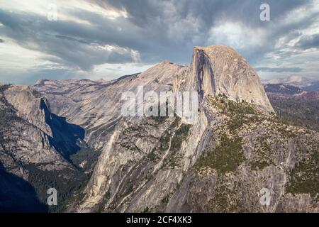 Vista panoramica dal Sentinel Dome all'Half Dome, al Parco Nazionale di Yellowstone, California Foto Stock